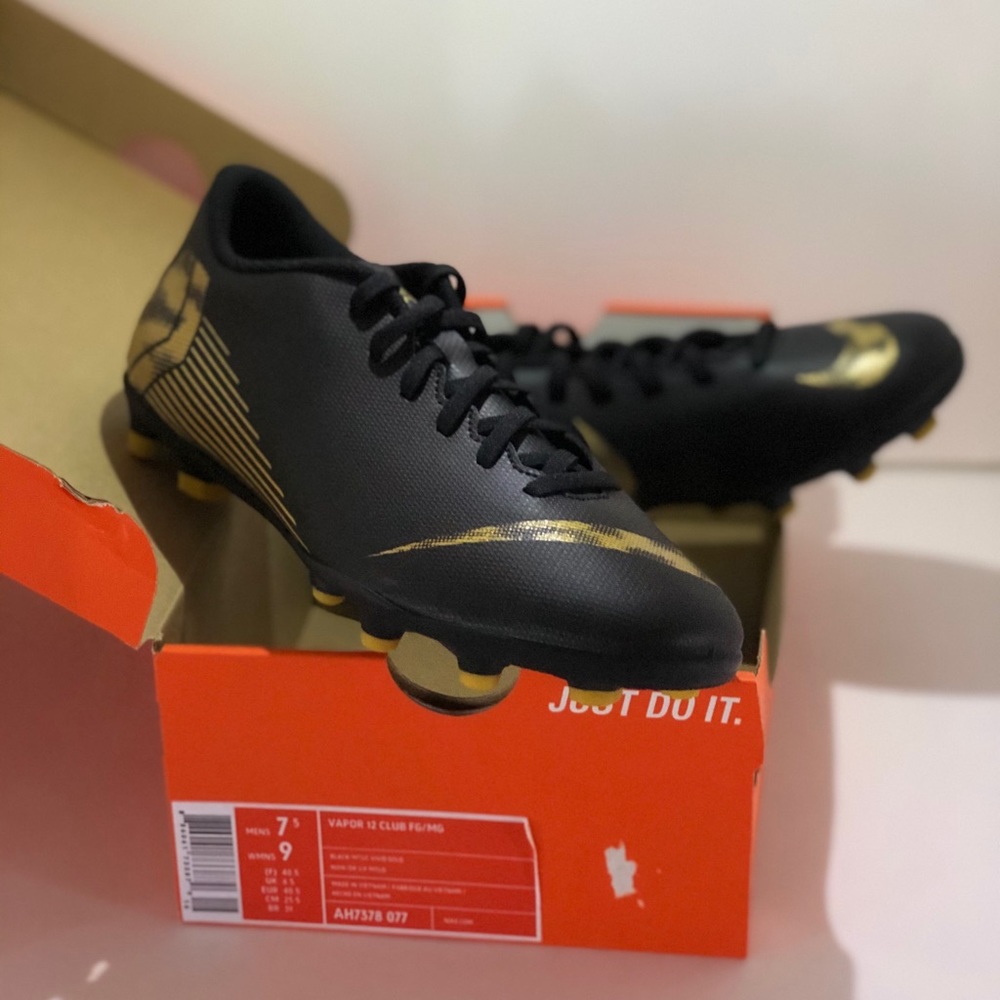 Nike Vapor 12 Club (Soccer Cleats)